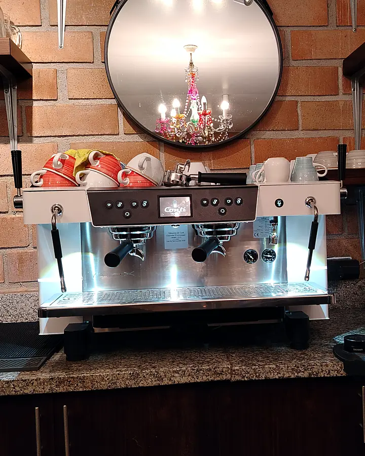 Máquina de tres grupos en operación de alto volumen