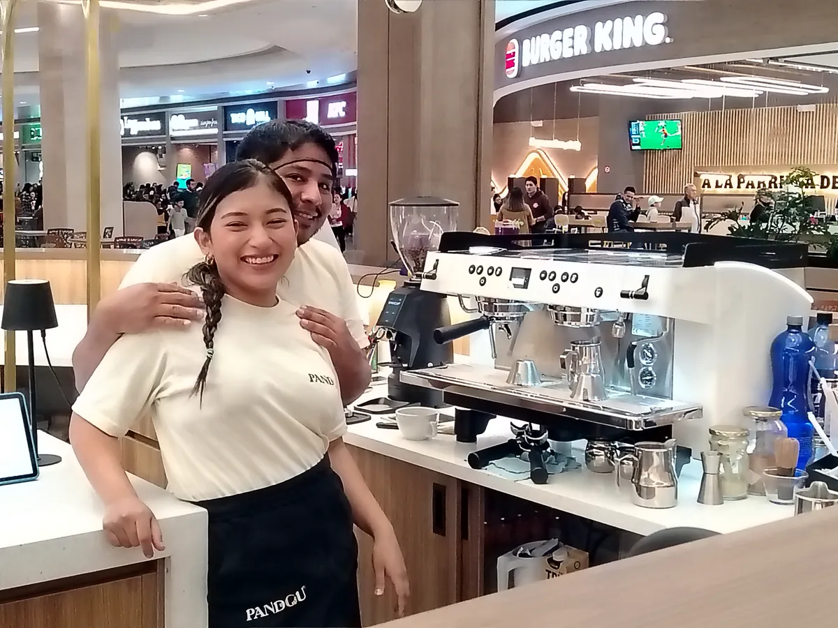 Dueño de cafetería junto a su máquina Conti