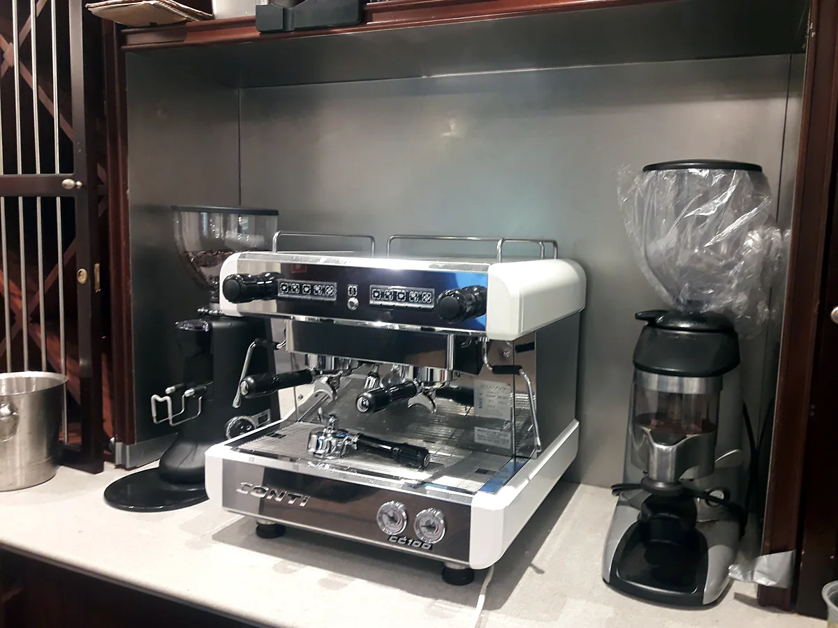 Máquina compacta de dos grupos con molino en barra de cliente