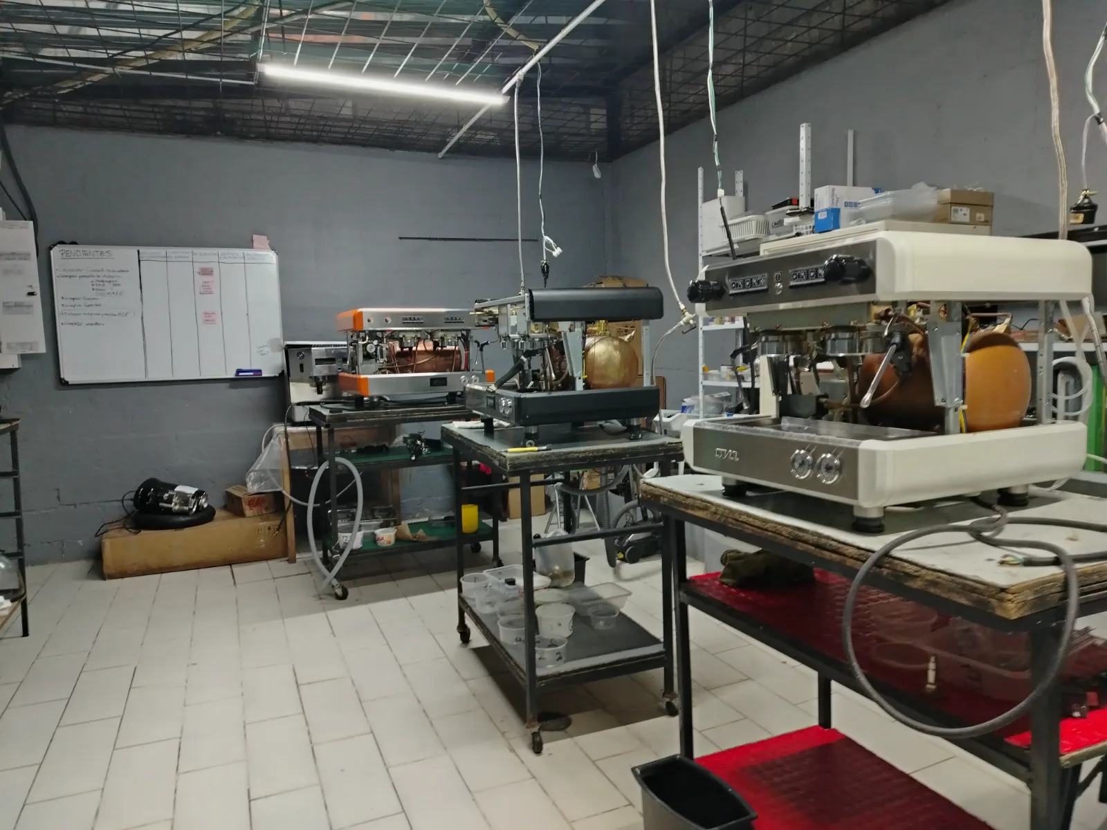 Taller técnico EspressoTEC con máquinas en mantenimiento
