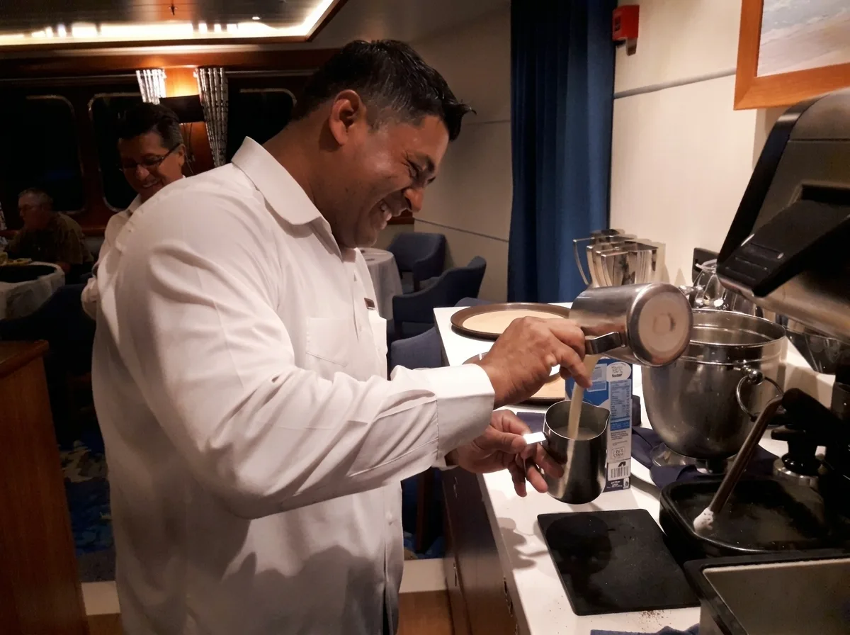 Los fundadores en barra, preparando bebidas
